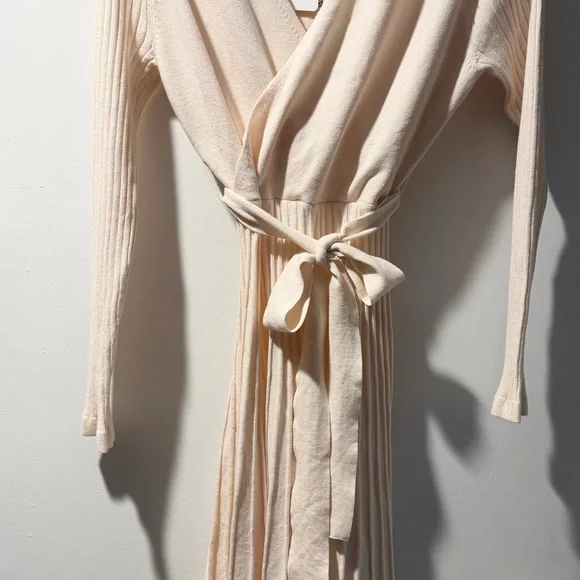 Elegant Cream-Colored Wrap Dress - Picture 5 of 5